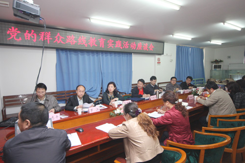 /></p><p><span style=font-size:16px;>   </span></p><p><span style=font-size: 16px;>    4月1日下午，市委第一督導(dǎo)組組長(zhǎng)萬(wàn)曉云一行來(lái)到我院，調(diào)研指導(dǎo)教育實(shí)踐活動(dòng)開(kāi)展情況。市委第一督導(dǎo)組成員高芳斌、萬(wàn)頃，市衛(wèi)生局活動(dòng)領(lǐng)導(dǎo)小組副組長(zhǎng)陳天鵬、活動(dòng)辦副主任彭雪琴、活動(dòng)辦成員羅江、王志平陪同調(diào)研。院領(lǐng)導(dǎo)崔維奇、孫太平、吳麗萍等參加了調(diào)研座談會(huì)。</span></p><p align=left><span style=font-size: 16px;>    督導(dǎo)組一行先后來(lái)到醫(yī)院門(mén)診大廳、投訴中心、住院部乳腺一科走訪醫(yī)務(wù)人員及患者，了解醫(yī)院開(kāi)展教育實(shí)踐活動(dòng)情況。隨后召開(kāi)了調(diào)研座談會(huì)，醫(yī)院黨委書(shū)記孫太平向督導(dǎo)組一行匯報(bào)了醫(yī)院開(kāi)展教育實(shí)踐活動(dòng)的具體做法與創(chuàng)新工作。</span></p><p align=left><span style=font-size: 16px;>    萬(wàn)曉云、陳天鵬對(duì)醫(yī)院教育實(shí)踐活動(dòng)給予了充分肯定。陳天鵬指出，醫(yī)院要緊緊圍繞“為民務(wù)實(shí)清廉”這一活動(dòng)主題，深入開(kāi)展“百名醫(yī)生進(jìn)社區(qū)”活動(dòng)，不斷創(chuàng)新服務(wù)路徑、優(yōu)化服務(wù)流程，以務(wù)實(shí)的工作作風(fēng)提高醫(yī)院專(zhuān)科建設(shè)水平，為開(kāi)創(chuàng)醫(yī)院一院兩區(qū)格局、服務(wù)群眾健康作好準(zhǔn)備。</span></p><p align=left><span style=font-size: 16px;>    調(diào)研組一行還在醫(yī)院召開(kāi)了部分行政職能科室及臨床一線工作人員參加的座談會(huì)，聽(tīng)取意見(jiàn)建議。</span></p><p><span style=font-size: 16px;> </span></p><p align=left><span style=font-size:16px;></span></p><p><span style=font-size:16px;> </span></p><p><span style=font-size:16px;> </span></p></p>
    </div>
	        </div>
    </div>
	<!--底部-->
	<style>
#_ideConac{position:absolute;top:0;left:0;}
</style>
<div   id=