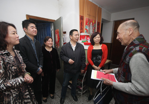  /></span></p><p><span style=font-size:16px;>    </span></p><p>    <span style=font-size: 16px;>4月4日下午，我院黨委書記孫太平的帶領(lǐng)下，院紀(jì)檢書記吳麗、離退休黨支部掛點(diǎn)領(lǐng)導(dǎo)豐亮副院長(zhǎng)、黨辦主任楊靜月等一行5人來到醫(yī)院離退休老黨員韓數(shù)芝、王惠文家中送學(xué)上門。</span></p><p><span style=font-size: 16px;>    醫(yī)院領(lǐng)導(dǎo)為2位老黨員送上了《論群眾路線——重要論述摘編》、《厲行節(jié)約能反對(duì)浪費(fèi)——重要論述摘編》等群眾路線教育實(shí)踐活動(dòng)學(xué)習(xí)資料及學(xué)習(xí)本，并講述了中央開展此項(xiàng)活動(dòng)的目的和意義。韓數(shù)芝、王惠文2位黨員今年都已經(jīng)80多歲，行動(dòng)不便，接到醫(yī)院領(lǐng)導(dǎo)送上的資料后十分激動(dòng)，十分感謝黨對(duì)他們的關(guān)心，專門為他們送學(xué)上門，他們說*定會(huì)好好學(xué)習(xí)，繼續(xù)關(guān)心黨，關(guān)心支部活動(dòng)。同時(shí)，醫(yī)院*導(dǎo)還聽取2位老黨員在醫(yī)院開展黨的群眾路線教育實(shí)踐活動(dòng)意見。</span></p><p><span style=font-family: 'Times New Roman'; font-size: 16px;> </span></p><p><span style=font-size:16px;></span></p><p><span style=font-family:Times New Roman;font-size:16px;> </span></p></p>
    </div>
	        </div>
    </div>
	<!--底部-->
	<style>
#_ideConac{position:absolute;top:0;left:0;}
</style>
<div   id=