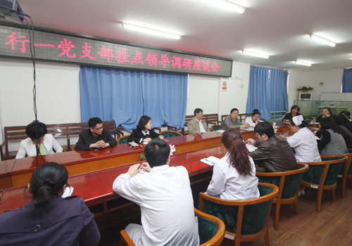  /></span></p><p><span style=font-size:16px;>    4月3日下午，我院院長(zhǎng)崔維奇與醫(yī)院一線工作人員開(kāi)展談心活動(dòng)。來(lái)自醫(yī)院行政部門(mén)的17名群眾就崔維奇院長(zhǎng)在“四風(fēng)”方面存在的問(wèn)題展開(kāi)談話。</span></p><p align=left><span style=font-size:16px;>    與會(huì)群眾一致認(rèn)為醫(yī)院領(lǐng)導(dǎo)干部在厲行節(jié)約、發(fā)揮黨員干部模范帶頭作用、行風(fēng)建設(shè)等方面較以前有了極大的改觀，都能感同深受。同時(shí)，對(duì)崔維奇院長(zhǎng)也提出了建議：多深入了解一線醫(yī)務(wù)人員的需求；醫(yī)院各級(jí)領(lǐng)導(dǎo)與部門(mén)克服形式主義，提高工作效能；加大院務(wù)公開(kāi)力度，提高群眾的工作積極性、參與性；采取更多有效措施減少醫(yī)院專(zhuān)家的流失；將群眾的提議回復(fù)都能落到實(shí)處；加快醫(yī)院電子信息化發(fā)展步伐。談心會(huì)現(xiàn)場(chǎng)收到了群眾意見(jiàn)建議18條，崔維奇院長(zhǎng)都耐心傾聽(tīng)，交流意見(jiàn)，并當(dāng)面解答了群眾的疑慮。</span></p><p align=left><span style=font-size:16px;>    崔維奇院長(zhǎng)表示，對(duì)提出的問(wèn)題會(huì)去抓落實(shí)，作為醫(yī)院的領(lǐng)導(dǎo)干部，希望群眾多給他“照鏡子”，克服自身的缺點(diǎn)，服務(wù)醫(yī)院發(fā)展大局。通過(guò)此次談心活動(dòng)，增進(jìn)了群眾與醫(yī)院*導(dǎo)之間的了解，既查找了問(wèn)題，又改進(jìn)了工作；既廣納了意見(jiàn)又?jǐn)U大了民主。</span></p><p><span style=font-size:16px;> </span></p><p><span style=font-size:16px;> </span></p></p>
    </div>
	        </div>
    </div>
	<!--底部-->
	<style>
#_ideConac{position:absolute;top:0;left:0;}
</style>
<div   id=