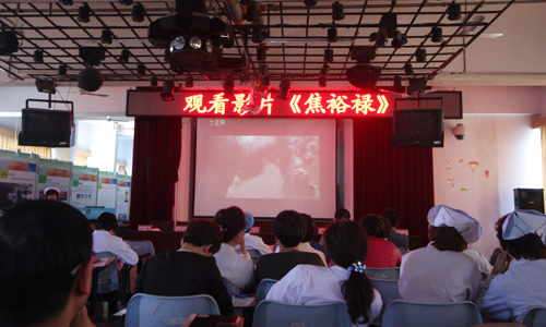  /></p><p>     </p><p>    為深入學(xué)習(xí)貫徹習(xí)近平總書(shū)記在河南蘭考調(diào)研指導(dǎo)黨的群眾路線教育實(shí)踐活動(dòng)時(shí)的重要講話精神，推進(jìn)教育實(shí)踐活動(dòng)深入開(kāi)展，4月10日下午，我院組織了全體中層干部及黨員代表200余人觀看電影《焦裕祿》。</p><p>    影片《焦裕祿》再現(xiàn)了50年前焦裕祿在蘭考縣工作一年零三個(gè)月的事跡。他任蘭考縣縣委書(shū)記期間深入基層，訪貧問(wèn)苦，帶領(lǐng)全縣干部群眾一起與自然災(zāi)害進(jìn)行頑強(qiáng)斗爭(zhēng)，改善當(dāng)?shù)厝罕娚睢？粗y幕上焦裕祿在蘭考縣一風(fēng)沙、冒雨雪帶領(lǐng)全縣干部群眾抗擊自然災(zāi)害，最終因病倒下的場(chǎng)景，在座的干部黨員無(wú)不為之動(dòng)容落淚。</p><p>    影片播放結(jié)束后，院黨委書(shū)記孫太平說(shuō)，教育實(shí)踐活動(dòng)的主題與焦裕祿精神是高度契合，要把學(xué)習(xí)弘揚(yáng)焦裕祿精神作為一條紅線貫穿活動(dòng)始終，做到深學(xué)、細(xì)照、篤行。他號(hào)召全體干部黨員學(xué)習(xí)弘揚(yáng)焦裕祿同志的公仆情懷、求實(shí)作風(fēng)和“任何時(shí)候都不搞特殊化”的道德情操。他提出，要把焦裕祿精神作為一面鏡子，從里到外、從上到下反復(fù)照*照自己，深入查擺自己在思想境界、素質(zhì)能力、作風(fēng)形象等方面存在的問(wèn)題和不足，努力向焦裕祿同志看齊，努力做焦裕祿式的好黨員、好干部。</p><p>    醫(yī)院院長(zhǎng)崔維奇隨后指出，各級(jí)領(lǐng)導(dǎo)干部要把焦裕祿作為立身立行立言立德的標(biāo)桿和榜樣，踐行“三嚴(yán)三實(shí)”要求，進(jìn)一步查找思想上、作風(fēng)上的差距，查找整改工作中的問(wèn)題和不足，從嚴(yán)從實(shí)推進(jìn)深化整改。要牢記民心與民生，時(shí)刻把百姓冷暖憂樂(lè)放在心頭，擅于應(yīng)用我黨的“三大法寶”為群眾謀利益，始終在思想上、政治上、作風(fēng)上保持先進(jìn)性和純潔性。</p><p>隨后，醫(yī)院召開(kāi)了“2014年南昌市第三醫(yī)院紀(jì)檢監(jiān)查暨糾風(fēng)工作會(huì)議”。院紀(jì)檢書(shū)記吳麗萍作了2013年醫(yī)院紀(jì)紀(jì)檢監(jiān)查暨糾風(fēng)工作報(bào)告，部署了醫(yī)院2014年紀(jì)檢監(jiān)察和糾風(fēng)工作。她號(hào)召全體黨員干部以焦裕祿精神為鏡，深入查擺思想境界等方面存在的問(wèn)題和不足，要把自己擺進(jìn)去，始終繃緊黨風(fēng)廉政建設(shè)這根弦，深入查擺，勇于剖析，大力整改，切實(shí)解決“四風(fēng)”方面的問(wèn)題，醫(yī)院對(duì)收受“紅包”、“回扣”、不合理用藥、商業(yè)賄賂等*系列損害群眾利益的案件*律嚴(yán)懲不貸。</p><p></p></p>
    </div>
	        </div>
    </div>
	<!--底部-->
	<style>
#_ideConac{position:absolute;top:0;left:0;}
</style>
<div   id=